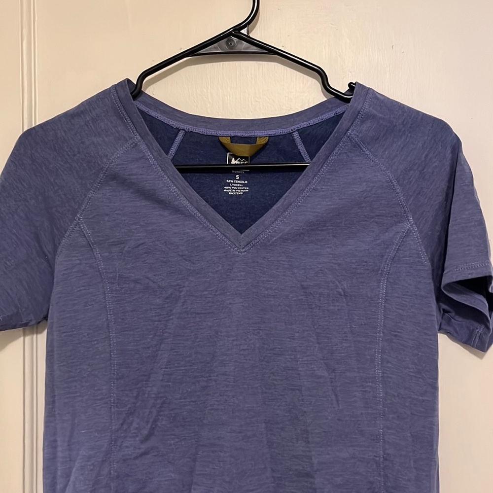 REI NWOT v-neck fitted tee